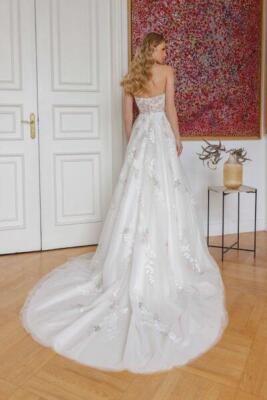 Wei&szlig;e Rose - Hochzeitsmoden - Brautmode Bild  08